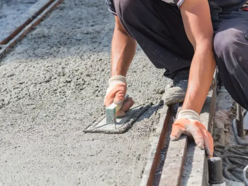 Wylewka betonowa: Jaki beton wybrać? Klasy, proporcje, błędy