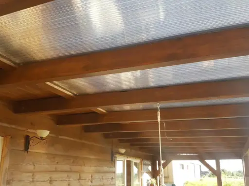 Poliwęglan czy pleksi? Jak rozpoznać i wybrać idealny materiał?