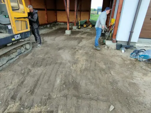 Piasek czy żwir pod kostkę? Wybierz dobrze i śpij spokojnie!